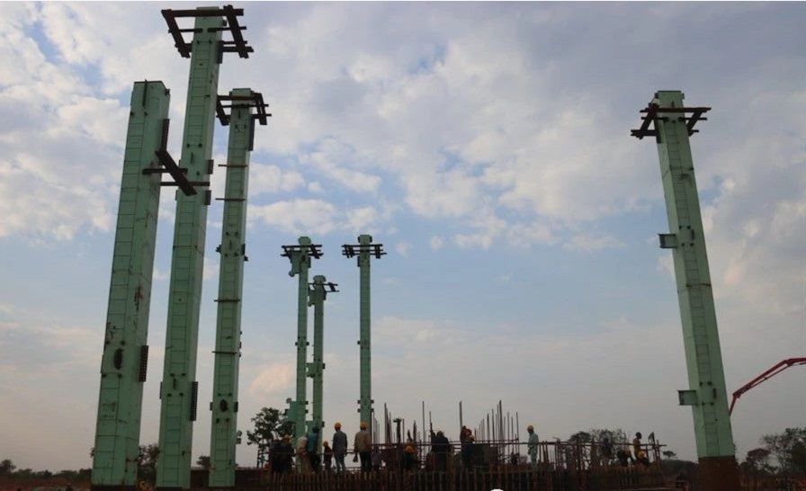 熔炼主厂房加速推进主体钢结构吊装